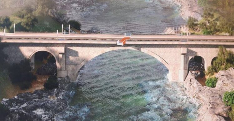 E moshuara tenton vetëvrasjen në Përmet, hidhet nga ura në lumin Vjosë