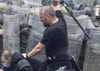 FOTO/ Polici serb udhëhoqi sulmin e dhunshëm mbi forcat e KFOR