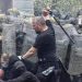 FOTO/ Polici serb udhëhoqi sulmin e dhunshëm mbi forcat e KFOR