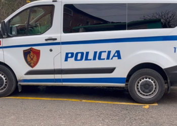 Gramsh/ Kanosi me armë bashkëshorten dhe fëmijët, arrestohet autori