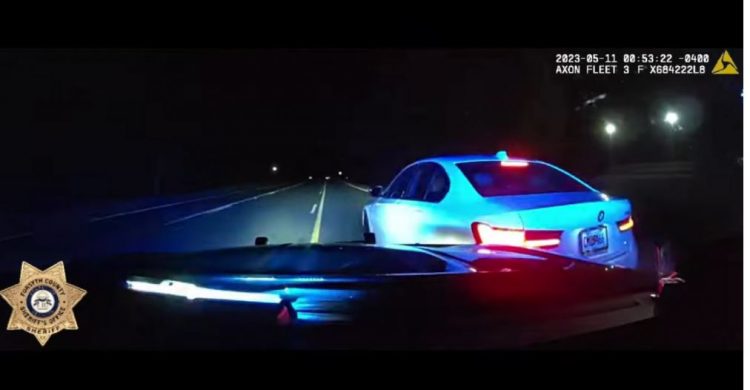 Policia amerikane ndjek makinën që lëvizte me 225 km/h në zonën ku…