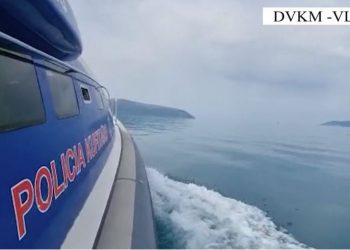 VIDEO/ Rrezikoi jetën e personave në bord, gjobitet drejtuesi i gomones në Vlorë
