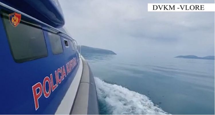 VIDEO/ Rrezikoi jetën e personave në bord, gjobitet drejtuesi i gomones në Vlorë