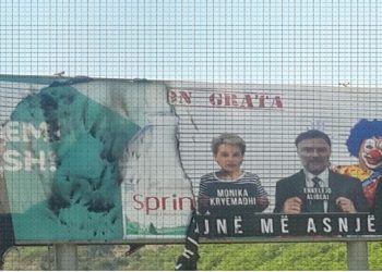 PS vendos postera denigrues, por qytetarët i djegin