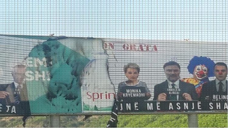 PS vendos postera denigrues, por qytetarët i djegin