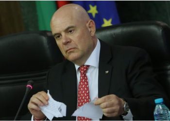 Kryeprokurori bullgar refuzon dorëheqjen, i quan rivalët “plehra politike”