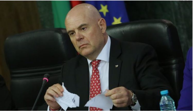 Kryeprokurori bullgar refuzon dorëheqjen, i quan rivalët “plehra politike”
