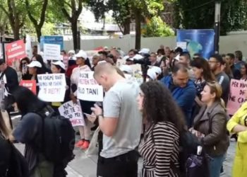 Dita e Punëtorëve, dhjetëra qytetarë protestojnë në Tiranë