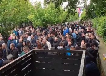 Rinis protesta para komunës së Zveçanit, KFOR e rrethon me tela me gjemba
