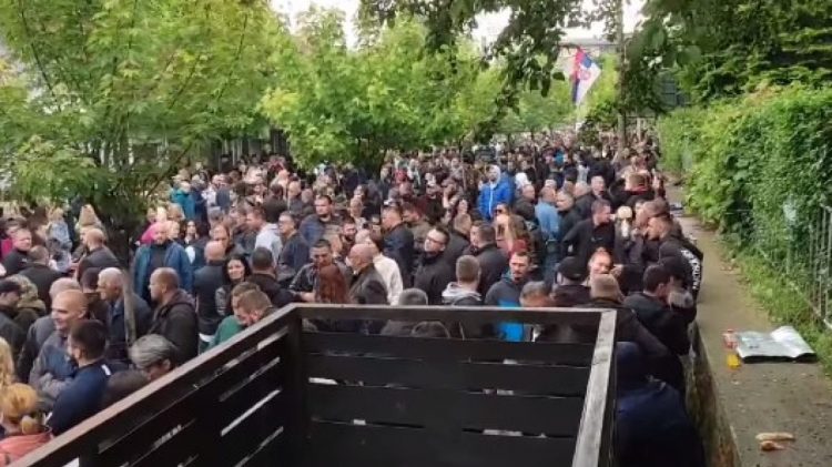 Rinis protesta para komunës së Zveçanit, KFOR e rrethon me tela me gjemba