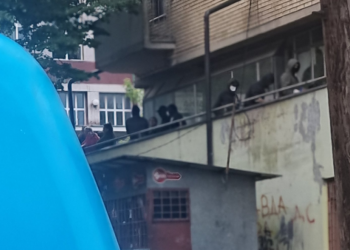 Zveçan, protestuesit serbë dëmtojnë makinat e mediave nga Shqipëria