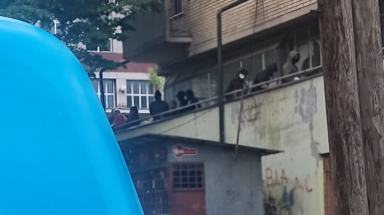 Zveçan, protestuesit serbë dëmtojnë makinat e mediave nga Shqipëria