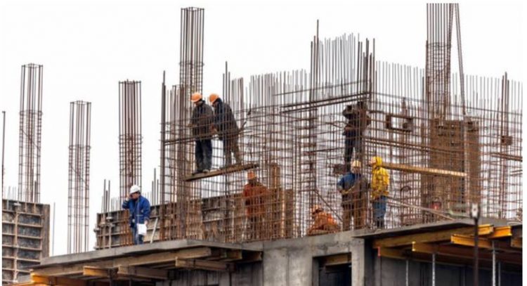 Punëtori ra nga lartësia dhe vdiq, pranga pronarit dhe drejtuesit teknik