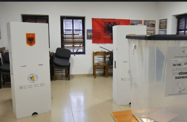 Denoncimi i BF: Kunati i kryetares së PS në Berat, “plan” me punonjësin e bashkisë si të sjellin votues