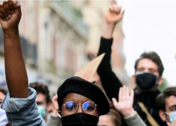 Franca kritikohet për diskriminim racor dhe dhunë policore