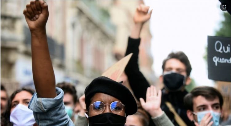 Franca kritikohet për diskriminim racor dhe dhunë policore