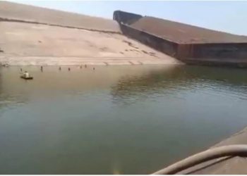 I ra celulari në ujë teksa po bënte selfie, indiani zbraz rezervuarin për ta gjetur