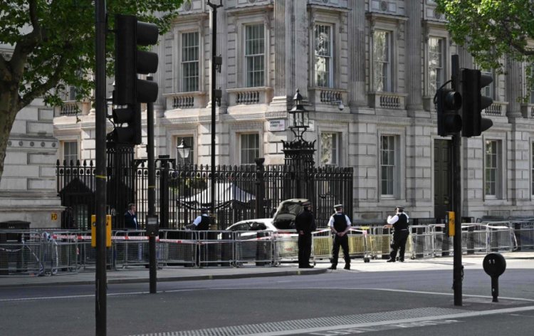 Makina përplaset me portat e rezidencës së kryeministrit Rishi Sunak/ Detajet