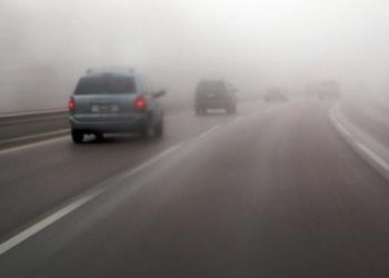 Rruga e Kombit “pushtohet” nga mjegulla, vështirësi në qarkullim