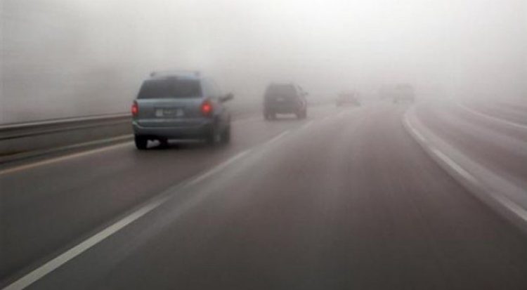 Rruga e Kombit “pushtohet” nga mjegulla, vështirësi në qarkullim