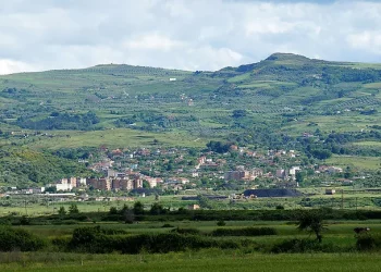 Gjithçka për të “rrëmbyer” votën/ Shtrohet rruga gjatë heshtjes zgjedhore