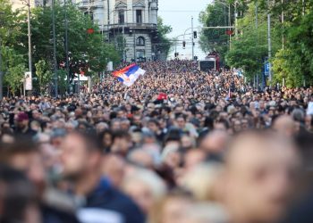 Mijëra njerëz protestojnë kundër dhunës në Serbi pas vrasjeve masive