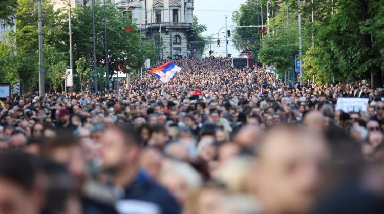 Mijëra njerëz protestojnë kundër dhunës në Serbi pas vrasjeve masive