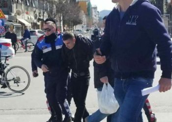 Të rinjtë përleshen me njëri-tjetrin në ish-Bllok (VIDEO)