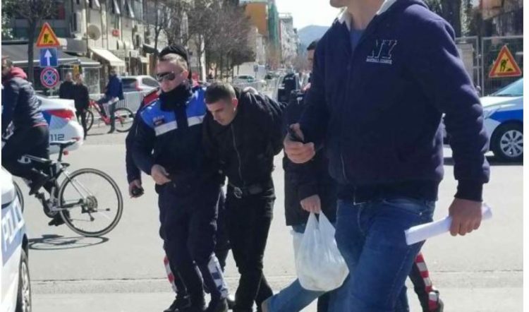 Të rinjtë përleshen me njëri-tjetrin në ish-Bllok (VIDEO)