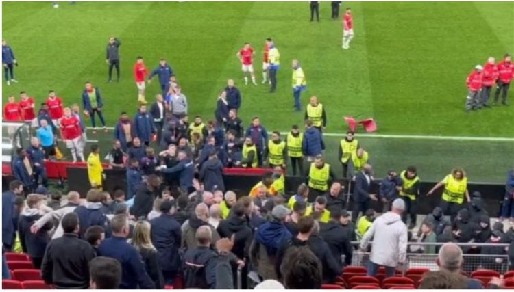 Plas sherri, holandezët godasin prindërit e lojtarëve të Uest Ham (VIDEO)