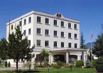 Tym dhe flakë në ambientet e godinës së SHISH në Elbasan, digjen dokumentet