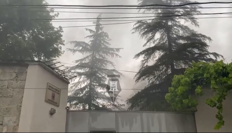 Tym dhe flakë në ambientet e godinës së SHISH në Elbasan, digjen dokumentet