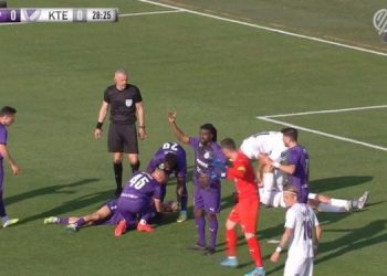 Panik në fushë, futbollisti shqiptar humb dy herë ndjenjat
