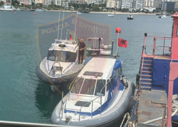Sezoni turistik, policia nis kontrollet mbi mjetet motorike të ujit/ Bllokohet skafi në Ksamil