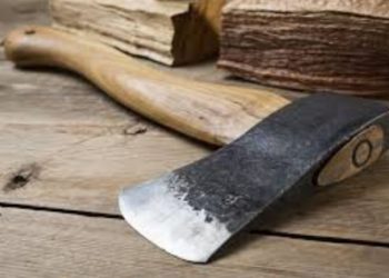 Ngjarje e rëndë në Elbasan, 55-vjeçari vret me sëpatë kunatën