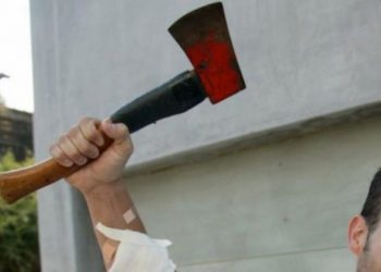 Goditi me sëpatë bashkëshorten e tij, arrestohet 70-vjeçari