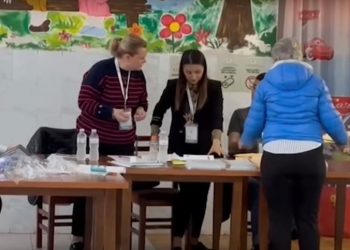 Pritet të votojë Rama, edhe Surreli probleme me pajisjet