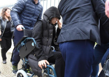 Në karrige me rrota, Tefta Malaj merr pjesë në varrimin e vajzës