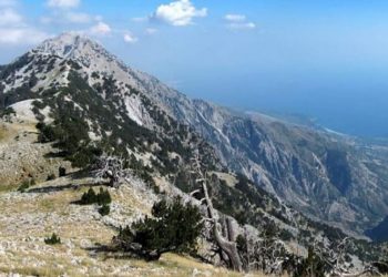 Humbën rrugën në terren malor, policia ndihmon dy turistët anglezë