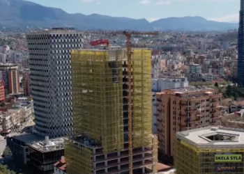 VOA: Bashkitë janë fryrë me punonjës para zgjedhjeve, probleme…