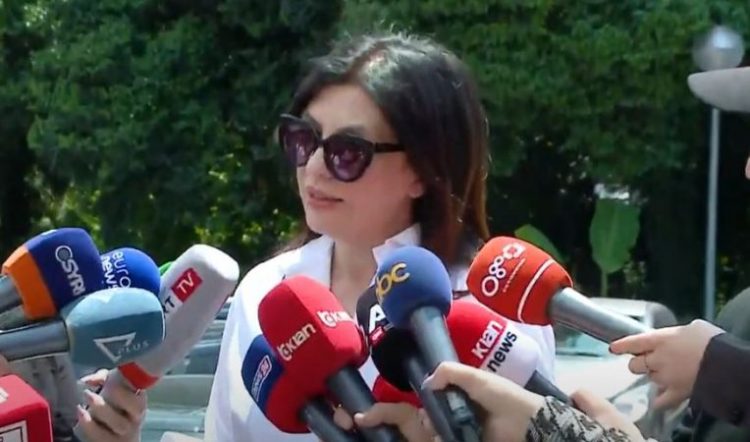 A duhet të japë dorëheqjen Berisha? Ja si përgjigjet Topalli