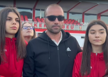 Qëlloi lojtaren me shpullë, reagon trajneri: Ishte për motivim