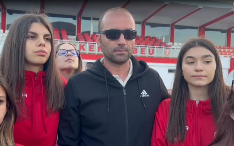 Qëlloi lojtaren me shpullë, reagon trajneri: Ishte për motivim