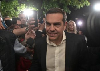 Tsipras pranon humbjen, uron në telefon Mitsotakis