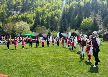 Këngë e valle poshtë alpeve, çelet sezoni turistik në Valbonë