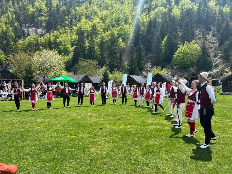 Këngë e valle poshtë alpeve, çelet sezoni turistik në Valbonë