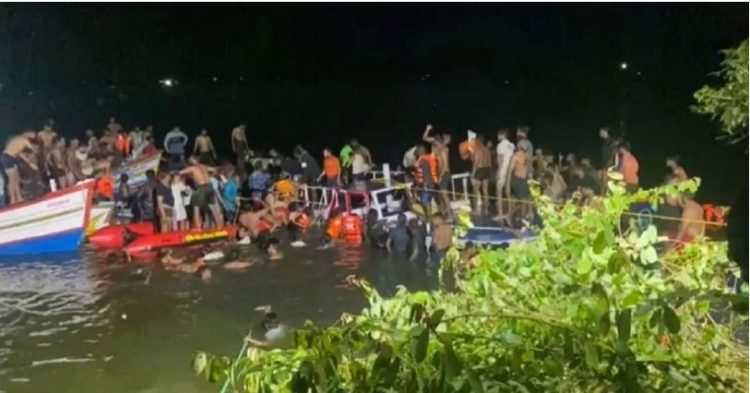 Përmbyset varka me turistë në Indi, të paktën 22 të vdekur