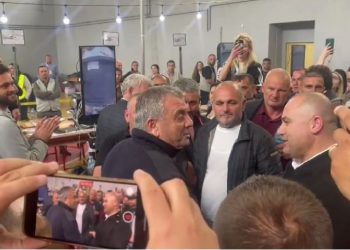 Shtrëngim duarsh, demokrati Hila uron për fitoren socialistin Shkreli