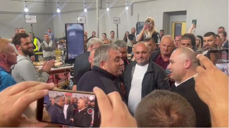 Shtrëngim duarsh, demokrati Hila uron për fitoren socialistin Shkreli