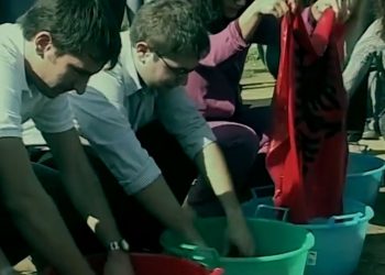 VIDEO/ Rrugëtimi i Veliajt nga MJAFT-ist në “vëlla” i vogël i Ramës